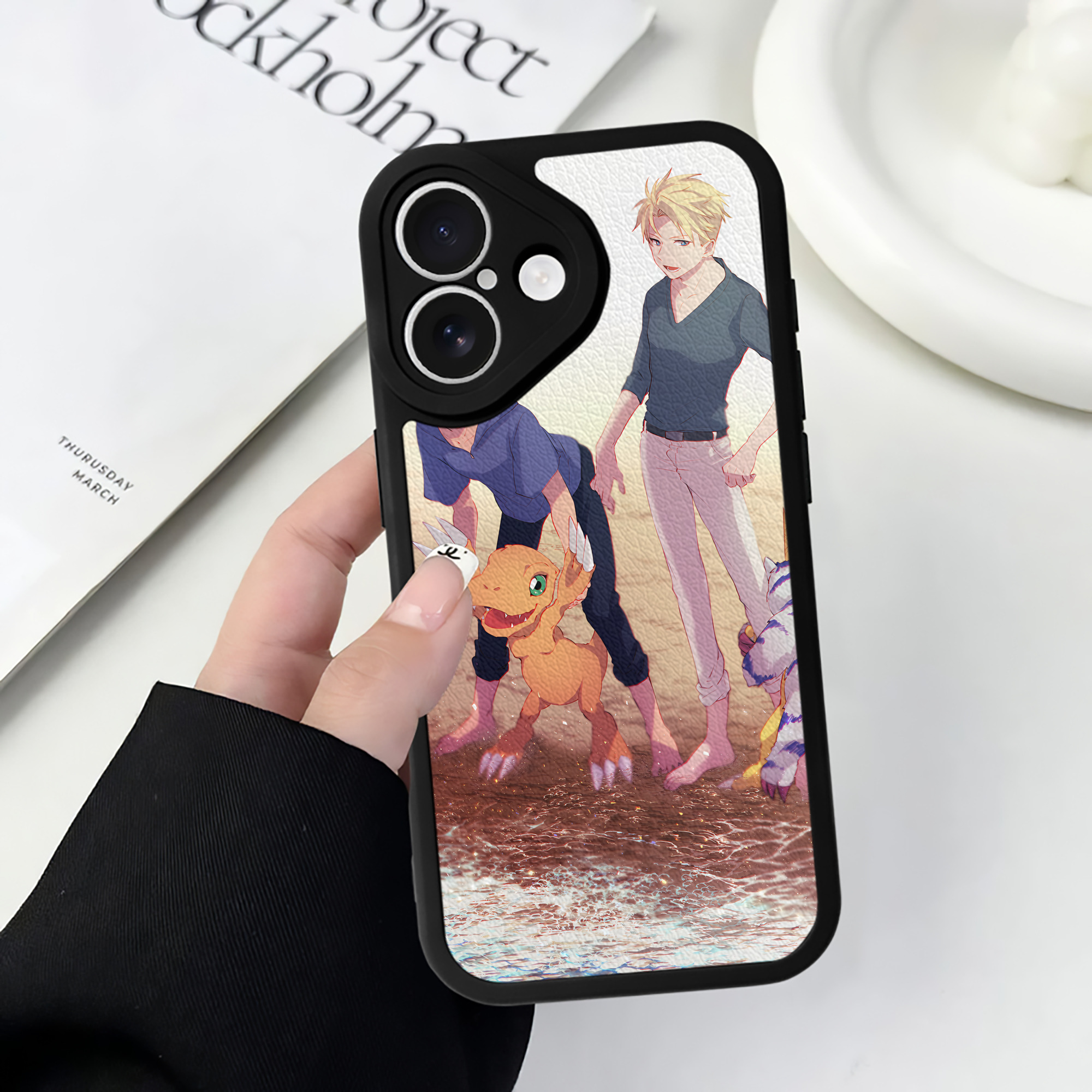 （画像用） Digimon デジタルモンスター/デジモン 【iPhone 16シリーズ対応】シリコンスマホケース（レザー調） 材質：シリコン
